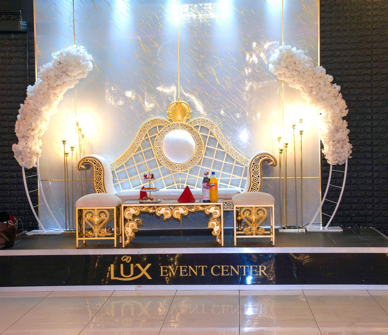 Moderne Eventlocation im Lüx Event Center Berlin mit goldenem Thron